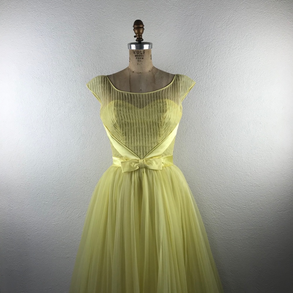 Vintage l 50s S Yellow Illusion Neckline Sweetheart Bust Bow Pleated Skirt Dress
